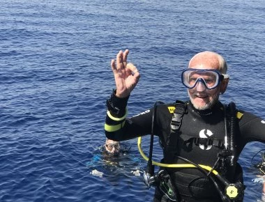 Κύπρος: 95χρονος καταδύθηκε σε βάθος 40 μέτρων για τα γενέθλιά του